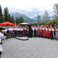 Lúčnica v Tatrách - Spievanie pri Štrbskom plese. Foto: Pavol Harum