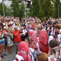 Lúčnica v Tatrách - Spievanie pri Štrbskom plese. Foto: Pavol Harum
